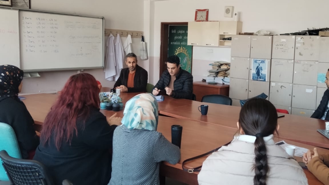 Şube Müdürümüzden Pınardere Anadolu Lisesi ve Pınardere İlkokulu-Ortaokuluna ziyaret.